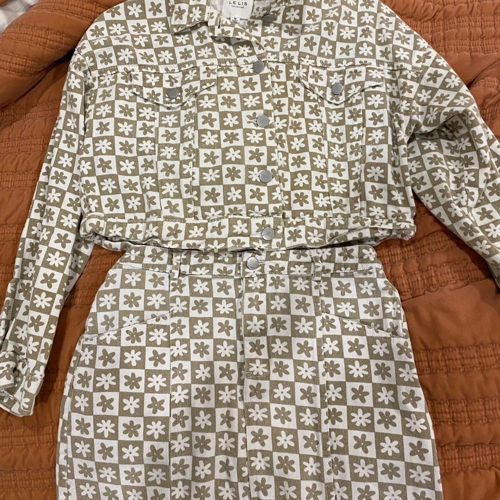 Cute floral set. Fits well. Good outfit pics!